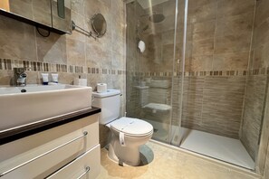 Ducha y bañera combinadas y bidé