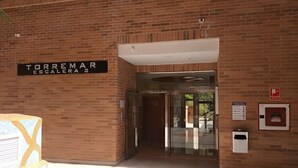 A brick building entrance labeled "TORREMAR ESCALERA 2" with a glass door, a fire extinguisher, and a trash bin. - ACV - Torremar-2nd line 7th floor Frontal (Oropesa)