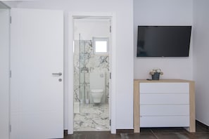 Shower, hair dryer, towels, soap - Modern villa with private pool and jacuzzi (Slivnica Donja)