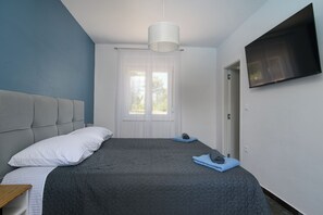 3 多间卧室、客房内保险箱、办公桌、熨斗/熨衣板