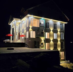 32-inch LCD TV with cable channels - HOTEL 22 (Balakot)