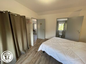 3 bedrooms, free WiFi, bed sheets - Cozy 6-Person Cottage in Chanverrie with Private Bathrooms, Kids' Play Area, and Terrace (Chanverrie)