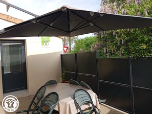 Outdoor dining - Cozy 6-Person Cottage in Chanverrie with Private Bathrooms, Kids' Play Area, and Terrace (Chanverrie)