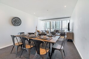 Dining room - Mega Style Apartments Epic (Southbank)