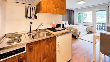 KĂŒhlschrank, Mikrowelle, Ofen, Herdplatte