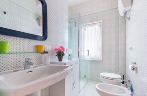 Dusche, Haartrockner, Bidet, Handtücher