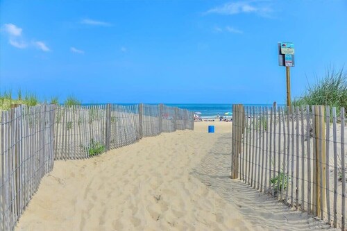 Nicely Updated Two Bedroom Midtown Oceanside Condo