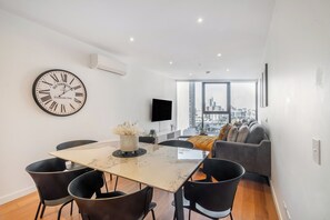 Deluxe Apartment | Dining room - Mega Style Apartments Bella (Southbank)