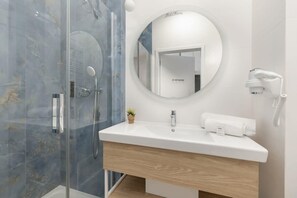 Dusche, Haartrockner, Handtücher, Shampoo