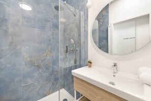 Dusche, Haartrockner, Handtücher