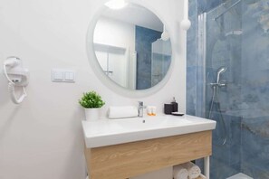 Dusche, Haartrockner, Handtücher, Shampoo