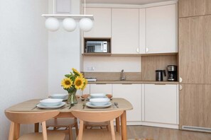 Fridge, microwave, stovetop, dishwasher