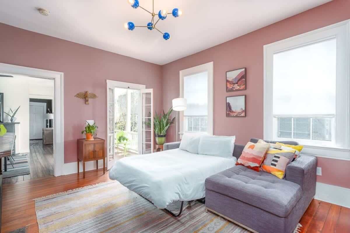 1 slaapkamer, een strijkplank/strijkijzer, wifi, beddengoed