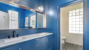 Dusch, hårtork och handdukar