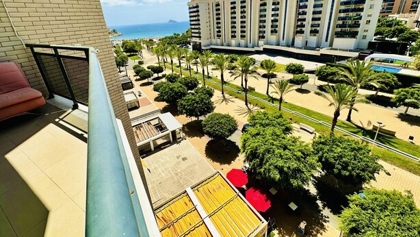 Ein Hochhaus-Hotel mit mehreren Balkonen mit Blick auf Strand und Poolbereich.