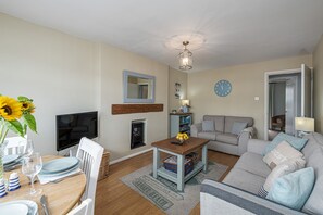 TV, fireplace - Tan Y Wylan - a bungalow that sleeps 6 guests in 3 bedrooms (Rhosneigr)