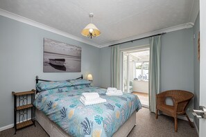3 bedrooms, iron/ironing board, Internet, bed sheets - Tan Y Wylan - a bungalow that sleeps 6 guests in 3 bedrooms (Rhosneigr)