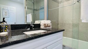 Badewanne, Haartrockner, Handtücher, Shampoo