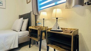 3 habitaciones, escritorio y tabla de planchar con plancha 