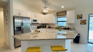 Coffee/tea maker, fridge, microwave, oven - The Saltlife Getaway (Cape Coral)