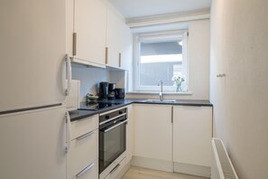 Appartement | Privékeuken | Een koelkast, een microgolfoven, een oven, een kookplaat