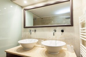 Bathtub, hair dryer, towels - Charming Athinas House with Modern Touches (Athens)