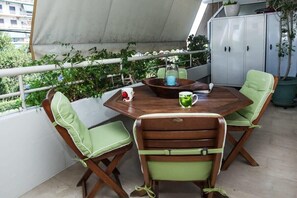 Outdoor dining - Charming Athinas House with Modern Touches (Athens)