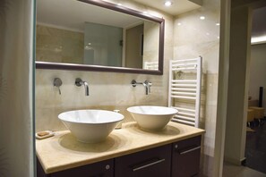 Bathtub, hair dryer, towels, shampoo