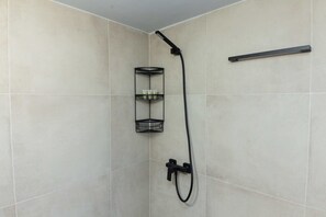 Dusche, Haartrockner, Handtücher, Shampoo