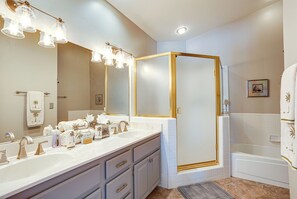 Combined shower/bathtub, hair dryer, towels - The Sound of Silence! Sun Lakes 40yrs+ Amenities! (Chandler)