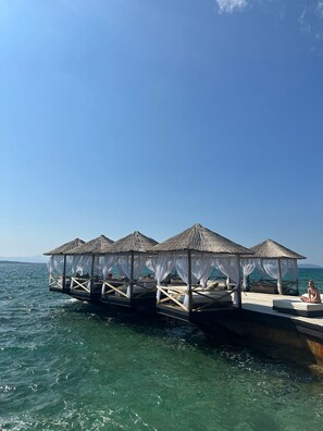 Beach nearby, white sand, beach towels - Synosse Park Hotel Çeşme (Cesme)