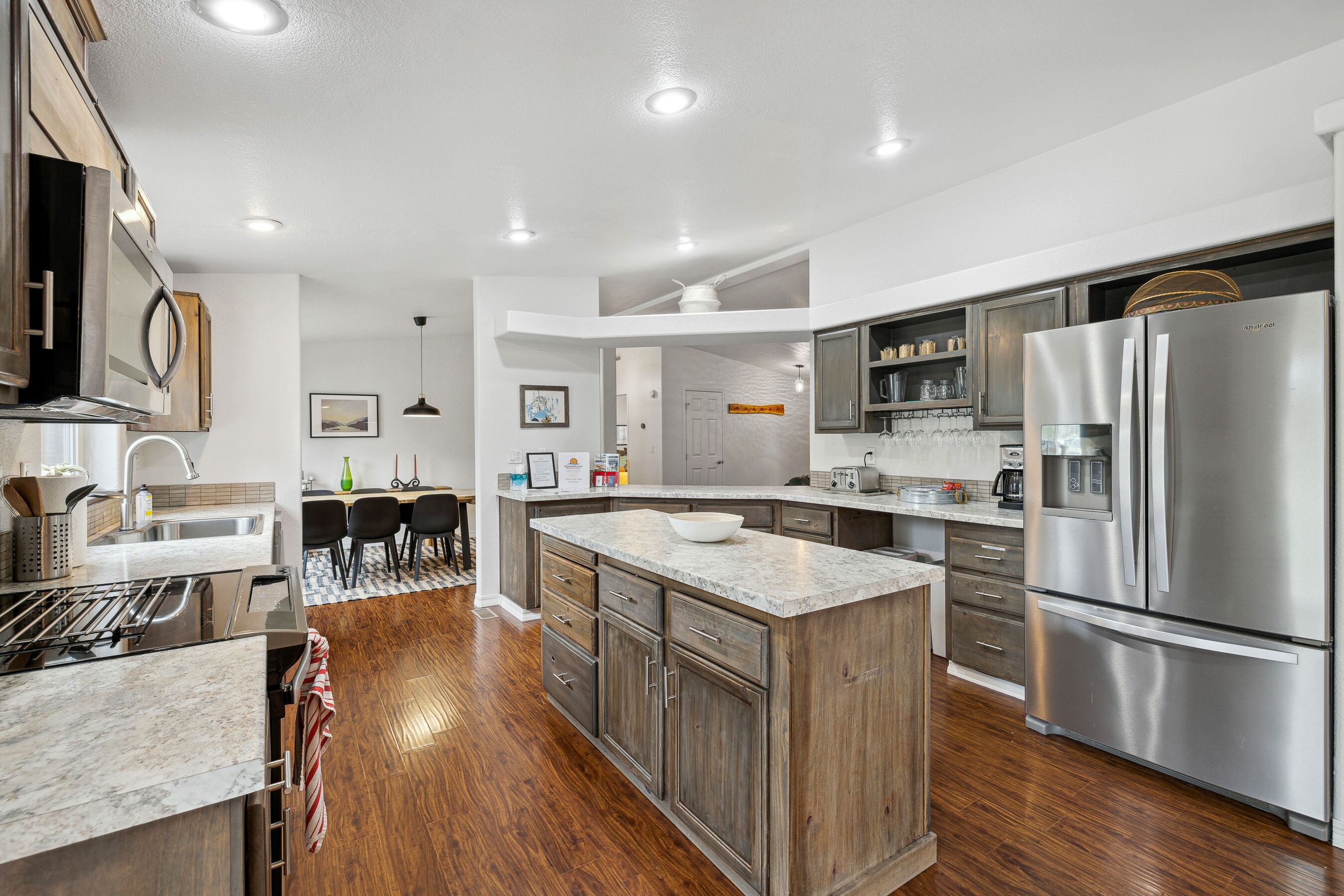 Jääkaappi, mikroaaltouuni, uuni, liesi