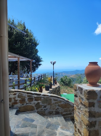 Exterior. Serramezzana