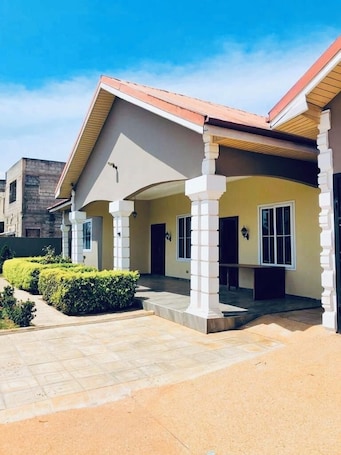 Exterior. Cosy family villa providing a relaxing atmosphere in Tema .Close to restaurants.