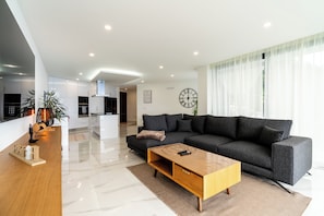 Smart TV - Villa Rocha a Luxoruis Private (Arco da Calheta)