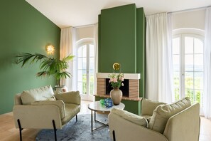 TV, fireplace