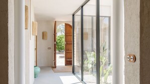 A hallway with a large arched doorway leading to a bright room with a large window. - Villa in Alguazas with 7 bedrooms sleeps 14 (Alguazas)