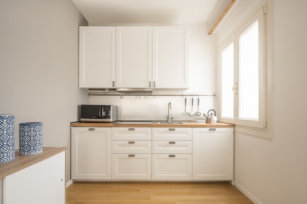 Kühlschrank, Mikrowelle, Geschirrspüler