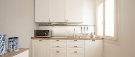 Fridge, microwave, dishwasher, coffee/tea maker