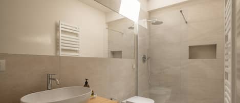 Douche, articles de toilette gratuits, sĂšche-cheveux
