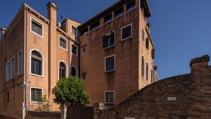 A historic building with multiple windows and a brick facade. - Santa Croce Design Apartment R&R (Venecia)