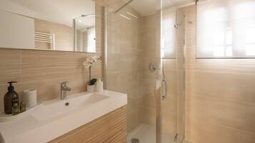 Shower, hair dryer, towels