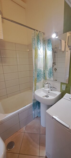 Haartrockner, Handtücher, Seife, Toilettenpapier