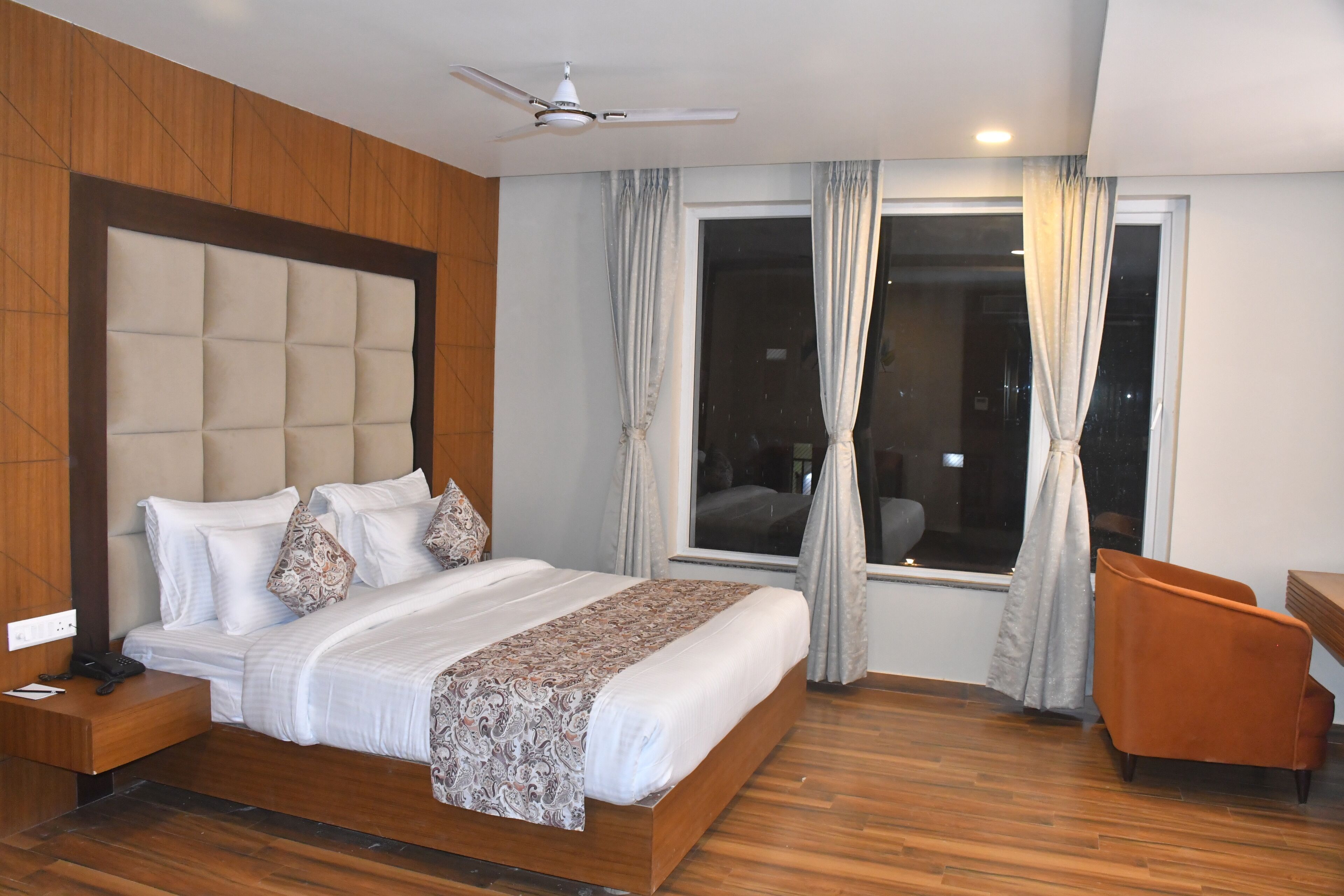 Suite Presidensial, 1 Tempat Tidur King | Tirai kedap cahaya dan setrika/meja setrika