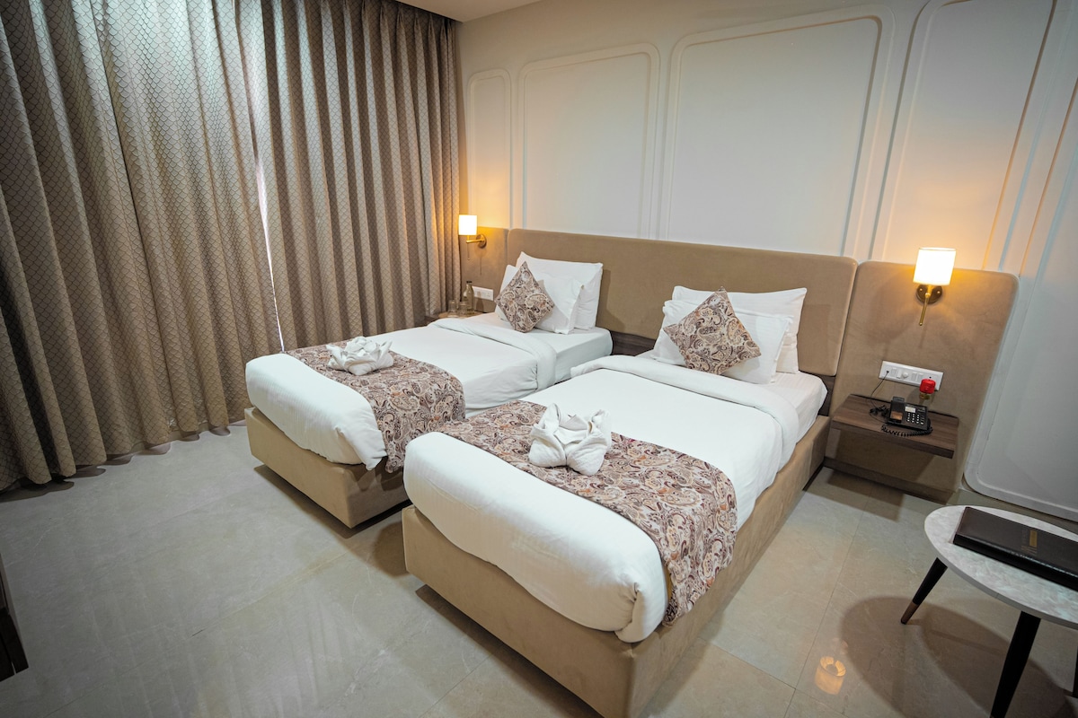Habitación doble clásica, 1 cama King size | Cortinas blackout, tabla de planchar con plancha y camas extra 