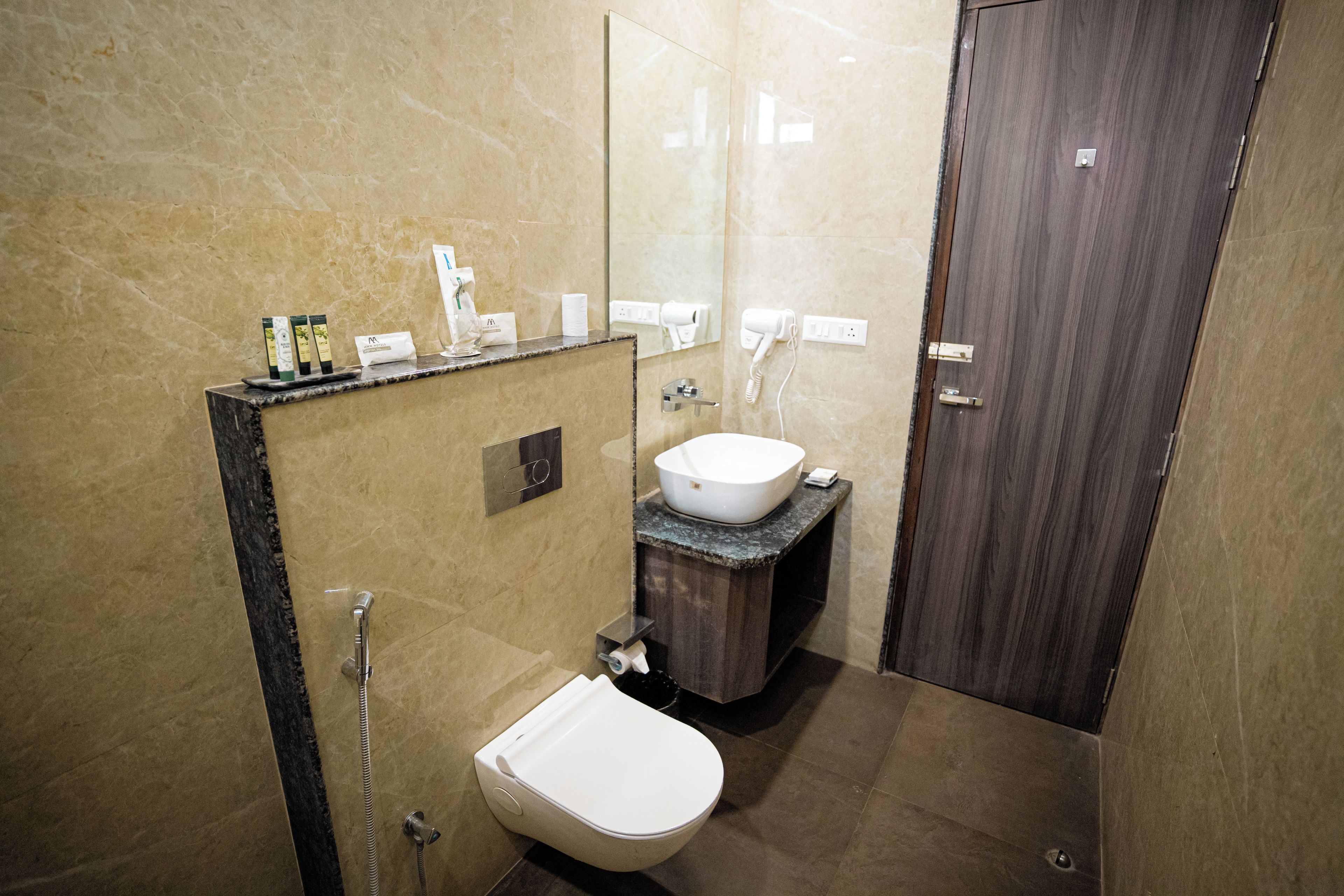 Ein modernes Badezimmer mit Toilette, Waschbecken und Dusche.