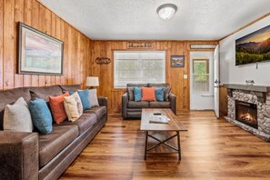 Fernseher, Kamin, Tischfußball