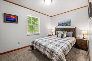 3 bedrooms, desk, free WiFi, bed sheets - Hickory Manor Hideaway: Walk to Dollywood*5 Min to PF* Hot Tub+Game Room (Sevierville)