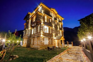 Exterior - Stone and wood cosy chalet admist apple garden with a beautiful law (Manali)