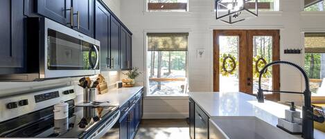 冷蔵庫、電子レンジ、オーブン、コンロ